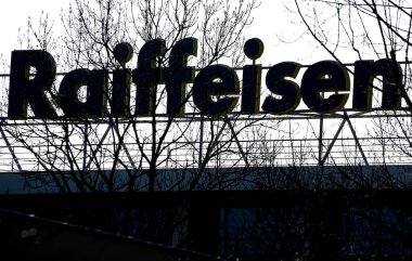 Bükreş, Romanya - 21 Ocak 2021: Avusturyalı çok uluslu bankacılık ve finans hizmetleri kuruluşu Raiffeisen Bank 'ın logosu Romanya' nın Bükreş kentindeki bir inşaat ofisinde sergileniyor.