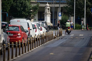 Bükreş, Romanya - 19 Temmuz 2021: Bir Uber Gıda Kuryesi Romanya 'nın Bükreş kentinde gıda dağıtımı yapıyor.