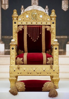 Bükreş, Romanya - 10 Mayıs 2021: Romanya Kralı I. Carol 'un tahtı, şu anda Ulusal Sanat Müzesi' nin bulunduğu Bükreş 'teki Kraliyet Sarayı' ndaki taht odasında sergileniyor.