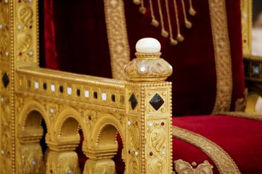 Bükreş, Romanya - 10 Mayıs 2021: Romanya Kralı I. Carol 'un tahtı, şu anda Ulusal Sanat Müzesi' nin bulunduğu Bükreş 'teki Kraliyet Sarayı' ndaki taht odasında sergileniyor.
