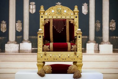 Bükreş, Romanya - 10 Mayıs 2021: Romanya Kralı I. Carol 'un tahtı, şu anda Ulusal Sanat Müzesi' nin bulunduğu Bükreş 'teki Kraliyet Sarayı' ndaki taht odasında sergileniyor.