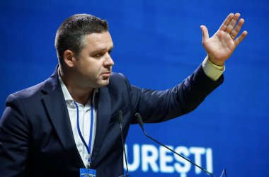 Bükreş, Romanya - 24 Temmuz 2021: PNL Bükreş 'in yeni seçilmiş cumhurbaşkanı Siprian Ciucu, Bükreş Koordinasyon Komitesi (Ulusal Liberal Parti) toplantısında konuştu..