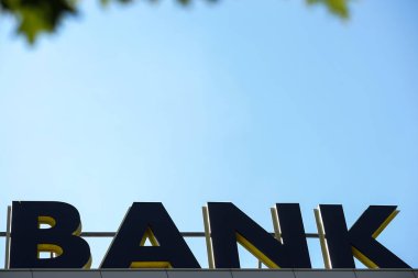 Bükreş, Romanya - 16 Ağustos 2021: Avusturya 'nın çok uluslu bankacılık ve finans hizmetleri kuruluşu Raiffeisen Bank' ın logosu Romanya 'nın Bükreş kentindeki bir inşaat ofisinde sergileniyor.
