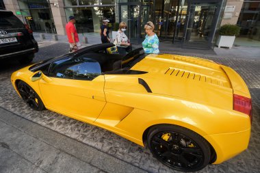 Bükreş, Romanya - 17 Ağustos 2021: 2006 yılında sarı bir Lamborghini Gallardo Spyder, Bükreş 'teki Radisson Blu Oteli' nin girişine park etti.