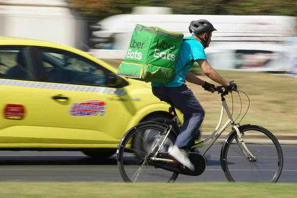 Bucharest Romania August 2021 Uber Eats Food Delivery Courier Delivers — Stock Photo, Image