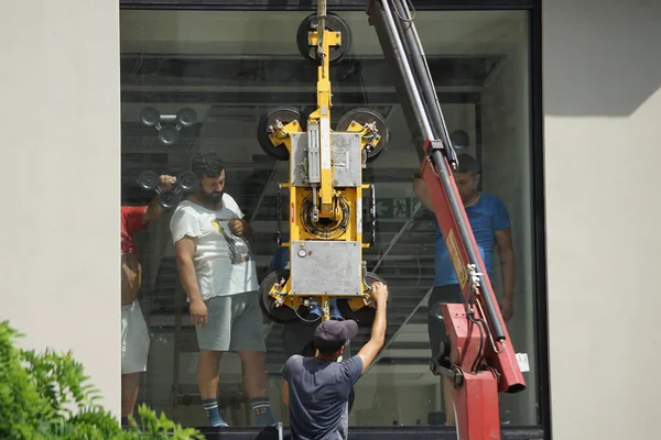 2021年8月12日 罗马尼亚布加勒斯特 工人们在一家银行安装了一个非常大的双层玻璃窗 配有一台移动式微型起重机和一台玻璃真空升降机 — 图库照片