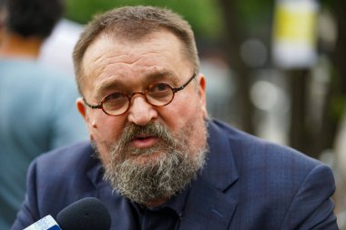 Bükreş, Romanya - 16 Haziran 2020: Heykeltıraş Darie Dup Bükreş 'te yaptığı Papa Francis heykelinin açılışında basına konuştu.