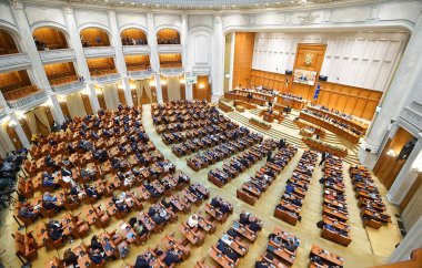 Bükreş, Romanya - 10 Ekim 2021: Romanya başbakanı Dacian Ciolos, hükümetinin Bükreş 'te reddedildiği meclis toplantısına katıldı.