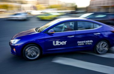 Bükreş, Romanya - 10 Kasım 2021: Bükreş 'te bir sokakta bir Uber logosu görüldü.