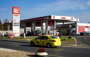 Bükreş, Romanya - 18 Kasım 2021: Bükreş 'te bir Lukoil benzin istasyonu görülüyor Bu görüntü sadece yazı işleri için kullanılıyor.