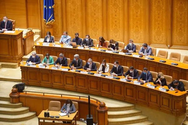2021年10月10日 罗马尼亚布加勒斯特 罗马尼亚拟议总理Dacian Ciolos出席了在布加勒斯特举行的议会会议 他的政府在会上被否决 — 图库照片