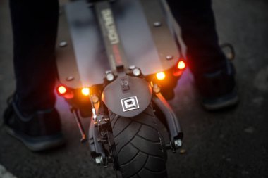 Bükreş, Romanya - 03 Aralık 2021: Romanya 'nın Bükreş kentinde insanlar elektrikli scooter kullanıyor.