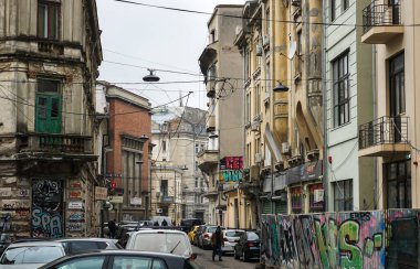 Bükreş, Romanya - 16 Aralık 2021: Bükreş şehir merkezinde bar, dükkan ve restoranların turistlere açık olduğu ilginç mimarisi olan Blanari Caddesi.