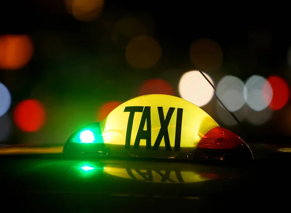 Bukarest Rumänien Dezember 2021 Nachttaxi Mit Lichtzeichenanlage Funktioniert Taxiunternehmen Bukarest — Stockfoto