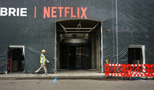 Bucarest Rumania Diciembre 2021 Una Gran Pancarta Publicitaria Witcher Netflix — Foto de Stock