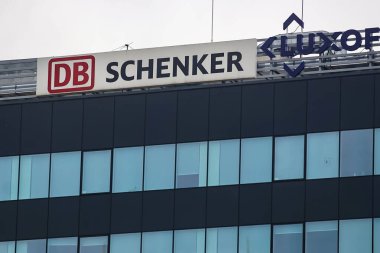 Bükreş, Romanya - 12 Ocak 2022: Alman çokuluslu lojistik çözüm şirketi DB Schenker 'in logosu Romanya' nın Bükreş kentinde bir binanın tepesinde görülüyor.