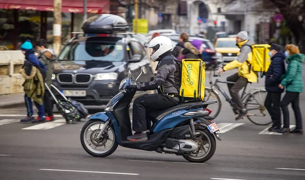 Bucharest Romania January 2022 Glovo Food Delivery Courier Delivers Food — Stock Photo, Image