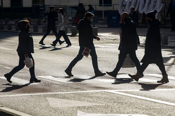 Bucharest Romania January 2022 Pedestrians Cross Street Victory Avenue Bucharest — Stock Photo, Image