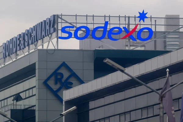Bükreş, Romanya - 12 Ocak 2022: Fransız gıda hizmetleri ve tesis yönetimi şirketi Sodexo 'nun logosu Romanya' nın Bükreş kentindeki bir binanın tepesinde görülüyor.