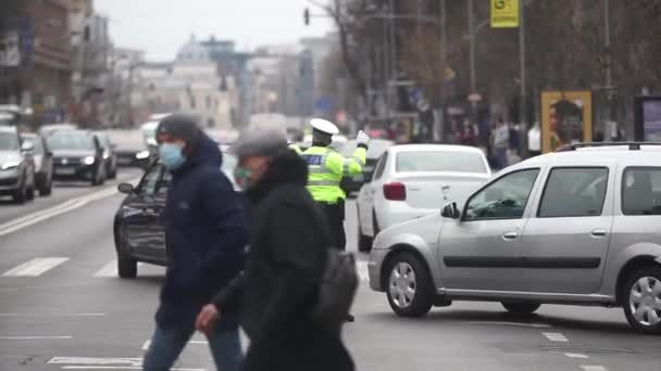 2021年4月28日 罗马尼亚布加勒斯特 一名警察在布加勒斯特的一个十字路口指挥汽车交通 — 图库视频影像