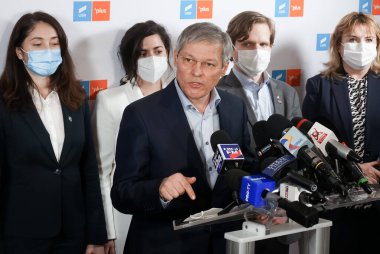 Bükreş, Romanya - 07 Şubat 2022: Dacian Ciolos, Ulusal Büro 'nun partisinin yeniden canlandırma planını reddetmesi sonrasında USR-PLUS başkanlığından istifa ettiğini duyurdu.