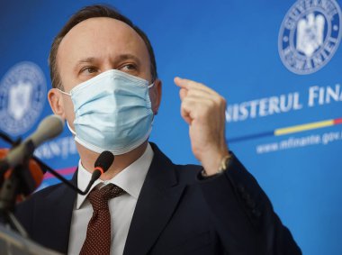 Bükreş, Romanya - 11 Şubat 2022: Romanya Kamu Maliye Bakanı Adrian Caciu, bakanlığın genel merkezinde basın toplantısı düzenledi.
