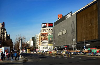 Bükreş, Romanya - 04 Ocak 2022: Romanya 'nın Bükreş kentindeki Unirii Meydanı' ndaki Unirea Alışveriş Merkezi.