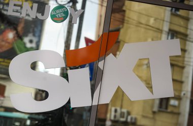 Bükreş, Romanya - 12 Ocak 2022: Bir Alman logosu araba kiraladı - uluslararası hareket hizmeti sağlayıcısı SIXT SE Bükreş 'teki bir otelin vitrininde görülebilir.
