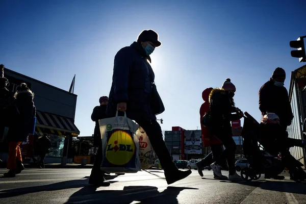 Бухарест Румыния Января 2022 Года Пешеходы Переходят Улицу Недалеко Рынка — стоковое фото