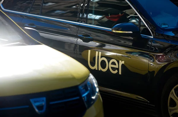 Bucarest Rumania Enero 2020 Coche Marca Uber Logo Tráfico Cerca —  Fotos de Stock