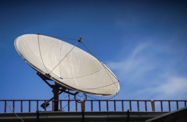 Bükreş, Romanya - 29 Nisan 2020: Bükreş 'teki bir binanın tepesine uydu parabolik çanak anten monte edildi.