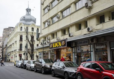 Bükreş, Romanya - 23 Şubat 2022: Bükreş şehir merkezindeki Academiei Caddesi 'nde güzel mimarisi olan eski evler. Soldaki eski Bristol Oteli..