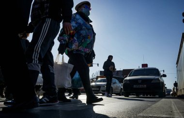 Bükreş, Romanya - 19 Ocak 2022: Romanya 'nın Bükreş kentindeki Crangasi pazarı yakınlarında yayalar karşıdan karşıya geçiyor.