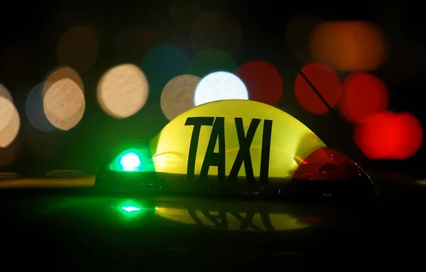 Bukurešť Rumunsko Prosince 2021 Taxi Noci Světelným Signalizačním Systémem Funguje — Stock fotografie