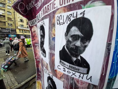 Bükreş, Romanya - 01 Mart 2022: Hitler olarak tasvir edilen Vladimir Putin 'e ve Ukrayna' ya karşı gerçekleştirdiği çılgın savaş saldırısına karşı protesto posteri.