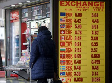 Bükreş, Romanya - 01 Mart 2022: Leu-Euro 'nun psikolojik barajını aşan döviz kuru bir döviz bürosunun girişinde sarı bir panoda sergileniyor