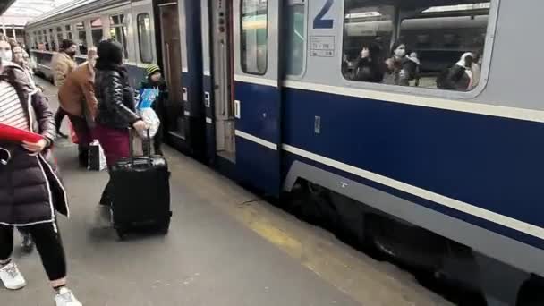Bucareste Romênia Março 2022 Refugiados Ucrânia Embarcam Trem Para Viena — Vídeo de Stock