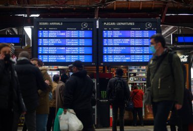 Bükreş, Romanya - 04 Mart 2022: Kuzey Tren İstasyonu 'nun merkez platformundan kalkış tahtası.