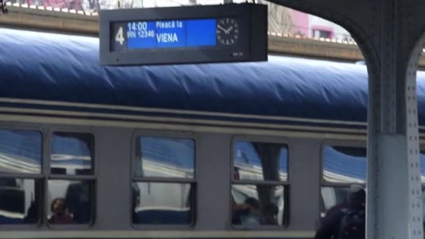 Bucareste Romênia Março 2022 Refugiados Ucranianos Ucrânia Embarcam Trem Para — Vídeo de Stock