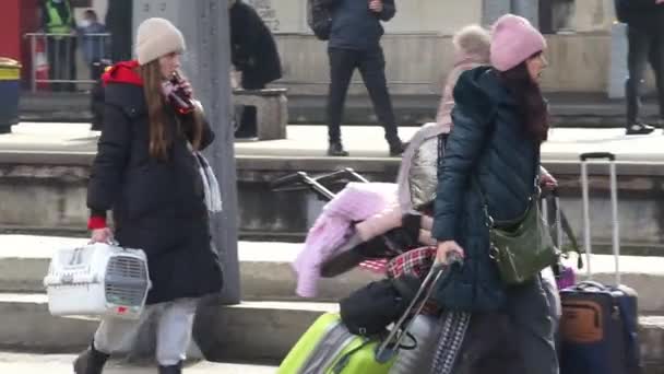 Bukarest Rumänien März 2022 Ukrainische Flüchtlinge Aus Der Ukraine Steigen — Stockvideo