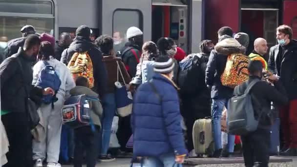 Boekarest Roemenië Maart 2022 Oekraïense Vluchtelingen Afrikaanse Studenten Uit Oekraïne — Stockvideo