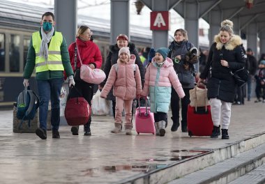 Bükreş, Romanya - 09 Mart 2022: Ukrayna 'dan gelen Ukraynalı mülteciler, Vladimir Putin' in Ukrayna 'ya karşı yürüttüğü savaştan kaçmak amacıyla CFR tarafından sağlanan 10 araçlık bir trenle Kuzey Tren İstasyonu' na geldiler.