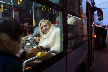 Bükreş, Romanya - 09 Mart 2022: Ukrayna 'dan gelen Ukraynalı mülteciler, Vladimir Putin' in Ukrayna 'ya karşı yürüttüğü savaştan kaçmak amacıyla CFR tarafından sağlanan 10 araçlık bir trenle Kuzey Tren İstasyonu' na geldiler.