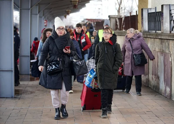 Bükreş, Romanya - 09 Mart 2022: Ukrayna 'dan gelen Ukraynalı mülteciler, Vladimir Putin' in Ukrayna 'ya karşı yürüttüğü savaştan kaçmak amacıyla CFR tarafından sağlanan 10 araçlık bir trenle Kuzey Tren İstasyonu' na geldiler.