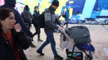 Bükreş, Romanya - 09 Mart 2022: Ukrayna 'dan gelen Ukraynalı mülteciler, Vladimir Putin' in Ukrayna 'ya karşı yürüttüğü savaştan kaçmak amacıyla CFR tarafından sağlanan 10 araçlık bir trenle Kuzey Tren İstasyonu' na geldiler.