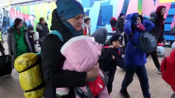 Bucarest Rumania Marzo 2022 Los Refugiados Ucranianos Ucrania Llegaron Estación — Vídeos de Stock