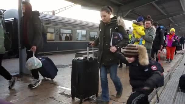 Бухарест Румунія Березня 2022 Українські Біженці України Прибули Північний Залізничний — стокове відео