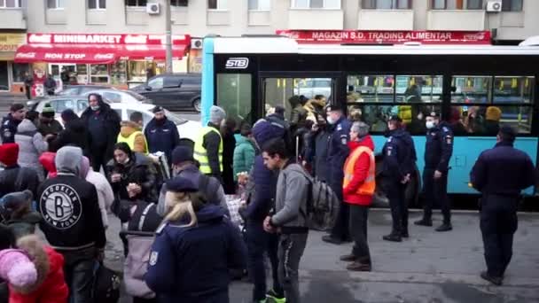 罗马尼亚布加勒斯特 2022年3月9日 乌克兰难民乘坐Cfr提供的10节车厢到达北站 试图逃避普京对乌克兰的战争 — 图库视频影像
