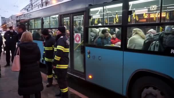 Bucarest Rumania Marzo 2022 Los Refugiados Ucranianos Ucrania Llegaron Estación — Vídeo de stock