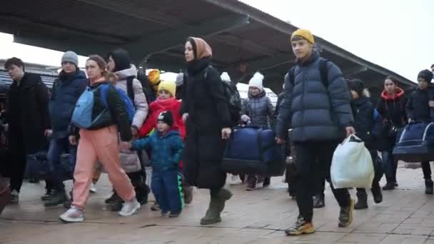 Bukarest Rumänien März 2022 Ukrainische Flüchtlinge Aus Der Ukraine Trafen — Stockvideo